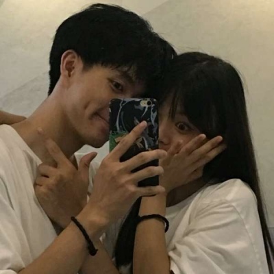 情侣头像一对两张拿手机自拍,超甜的情侣头像一男一女拿手机图片