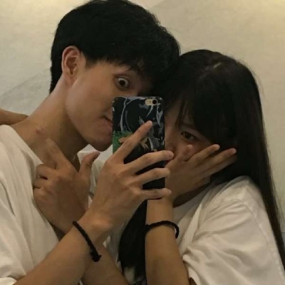 情侣头像一对两张拿手机自拍,超甜的情侣头像一男一女拿手机图片