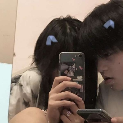 情侣头像一对两张拿手机自拍,超甜的情侣头像一男一女拿手机图片