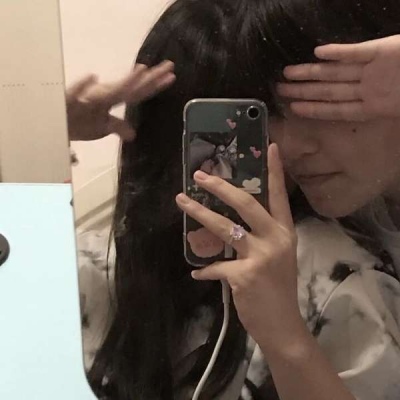 情侣头像一对两张拿手机自拍,超甜的情侣头像一男一女拿手机图片