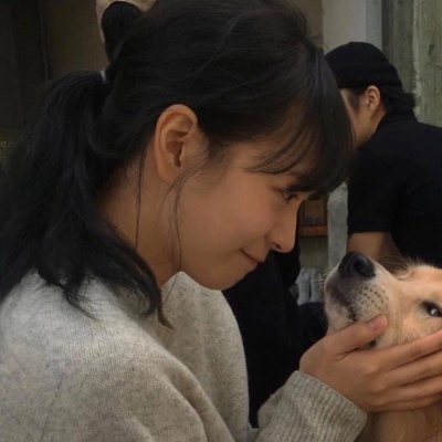 对象是狗的情侣头像,高清可爱女孩和狗情头一左一右图片