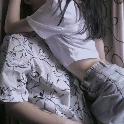 高清新潮的真人情头一男一女分开图片 真人情侣图像