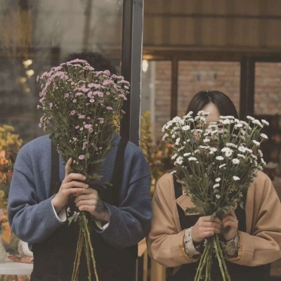 高清文艺的情侣头像一男一女捧花图片 情侣头像捧花遮脸