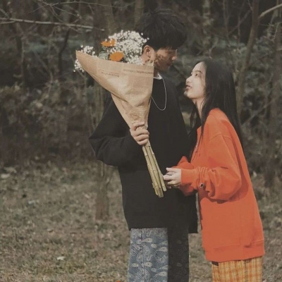 高清文艺的情侣头像一男一女捧花图片 情侣头像捧花遮脸