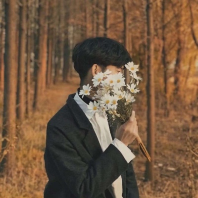 高清文艺的情侣头像一男一女捧花图片 情侣头像捧花遮脸