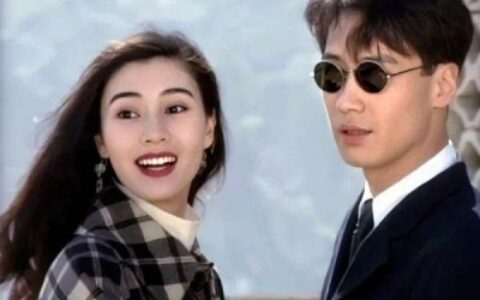 高清甜蜜的复古风情侣头像一左一右图片 情侣头像复古港风唯美