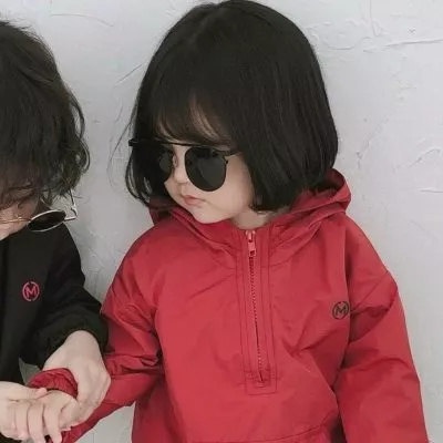 高清一对两张的萌娃情侣亲吻头像图片 萌孩亲吻头像