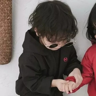 高清一对两张的萌娃情侣亲吻头像图片 萌孩亲吻头像
