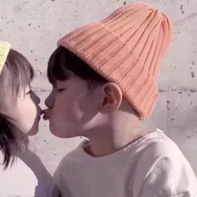 高清一对两张的萌娃情侣亲吻头像图片 萌孩亲吻头像