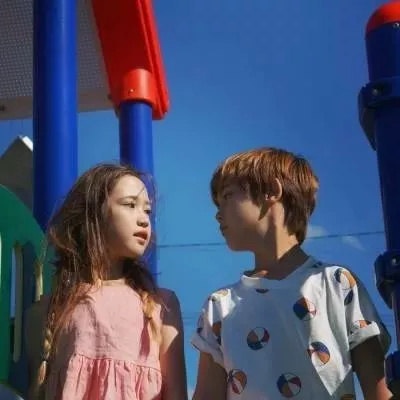 高清一对两张的萌娃情侣亲吻头像图片 萌孩亲吻头像