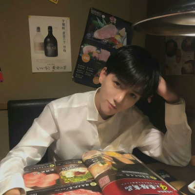 韩风潮流情侣高调又甜蜜 真人韩系唯美情侣头像一对两张图片