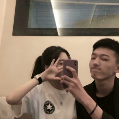 情侣甜蜜对视超恩爱 qq个性情侣头像真人图片