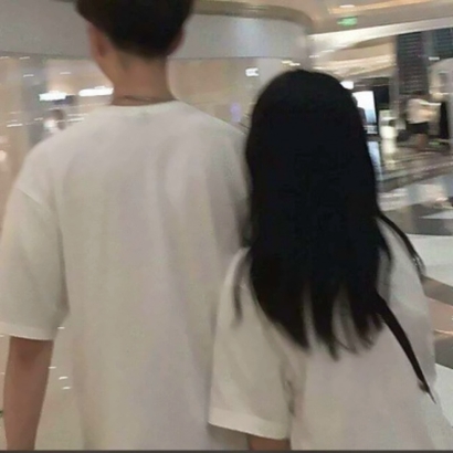 情侣甜蜜对视超恩爱 qq个性情侣头像真人图片