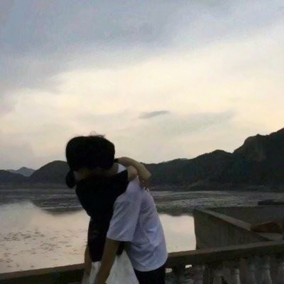 天空下唯美的情侣背影或侧脸头像图片 唯美风景情侣头像