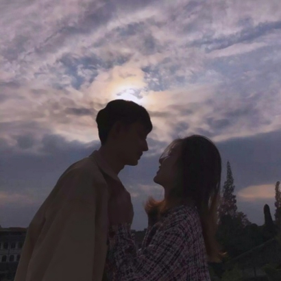 天空下唯美的情侣背影或侧脸头像图片 唯美风景情侣头像