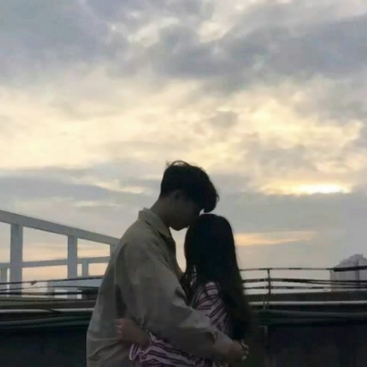 天空下唯美的情侣背影或侧脸头像图片 唯美风景情侣头像
