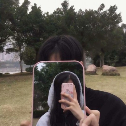 高清有创意的情侣头像拿手机对镜子 情侣头像镜子自拍图片