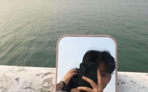 高清有创意的情侣头像拿手机对镜子 情侣头像镜子自拍图片