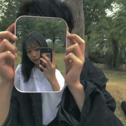 高清有创意的情侣头像拿手机对镜子 情侣头像镜子自拍图片