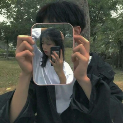 高清有创意的情侣头像拿手机对镜子 情侣头像镜子自拍图片