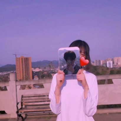 高清有创意的情侣头像拿手机对镜子 情侣头像镜子自拍图片