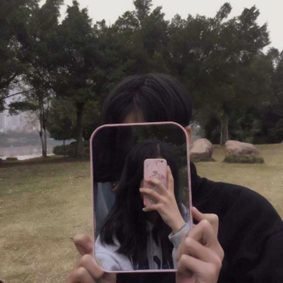 高清有创意的情侣头像拿手机对镜子 情侣头像镜子自拍图片