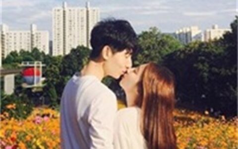 超甜情头一对两张高清图片大全 女生和男生接吻微信头像图片