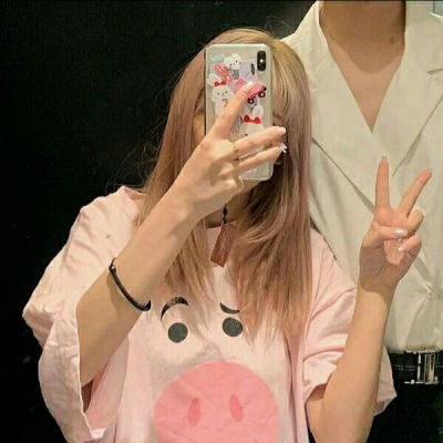甜蜜幸福情侣不害臊图片 创意情侣头像一左一右高清