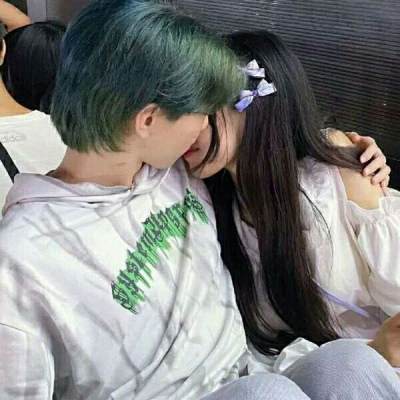 甜蜜幸福情侣不害臊图片 创意情侣头像一左一右高清