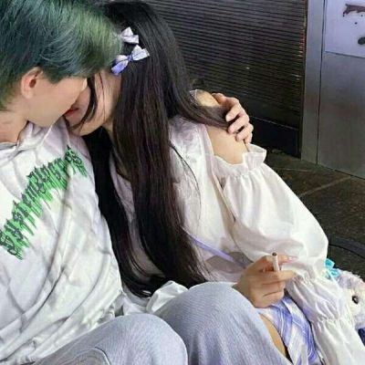 甜蜜幸福情侣不害臊图片 创意情侣头像一左一右高清