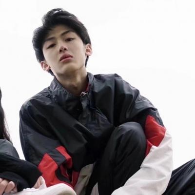 美好的青春就在此刻 甜酷学生版情侣头像