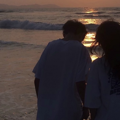 高清一左一右的情头情侣双人夜景图片 海边情侣头像成熟有魅力