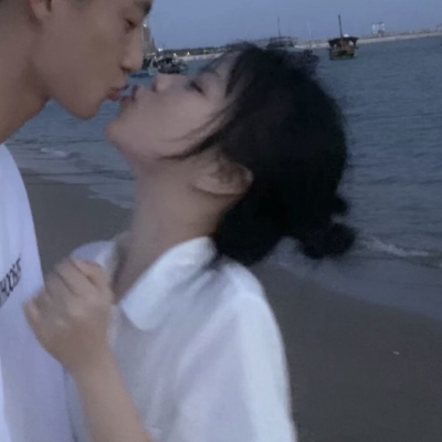 高清一左一右的情头情侣双人夜景图片 海边情侣头像成熟有魅力