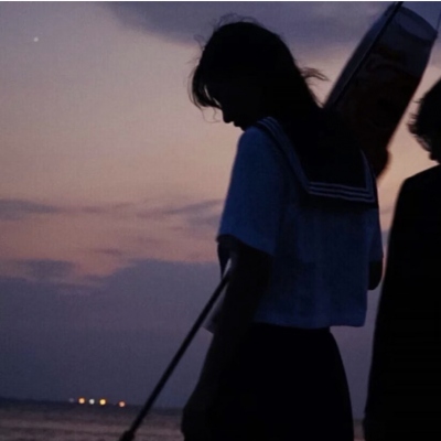 高清一左一右的情头情侣双人夜景图片 海边情侣头像成熟有魅力