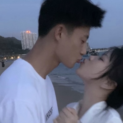 高清一左一右的情头情侣双人夜景图片 海边情侣头像成熟有魅力