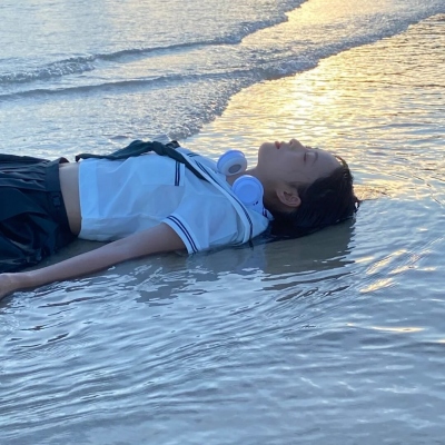 记得保持善良美女图片 路还很长