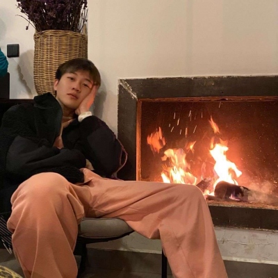 壁炉旁大气情头一男一女图片