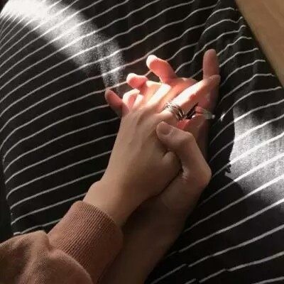 只有手的情侣牵手照片头像 情侣头像牵手一对两张
