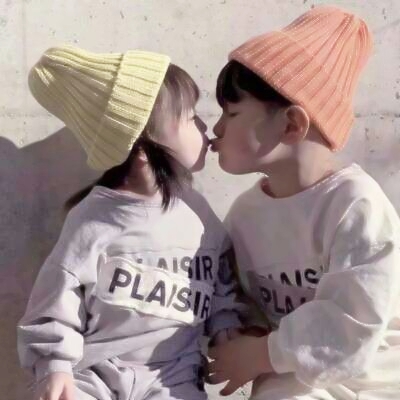 超萌可爱的小男孩小女孩亲嘴头像图片 萌娃亲嘴头像