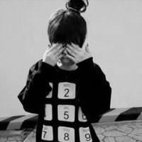 双手捂脸的黑白情侣头像一男一女 捂脸情侣头像一对