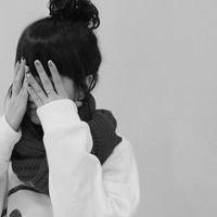 双手捂脸的黑白情侣头像一男一女 捂脸情侣头像一对
