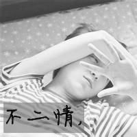 双手捂脸的黑白情侣头像一男一女 捂脸情侣头像一对