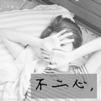 双手捂脸的黑白情侣头像一男一女 捂脸情侣头像一对