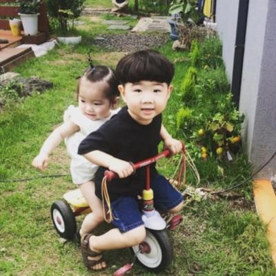 高清可爱的萌娃情头 情侣头像可爱小孩一对